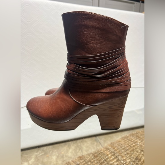 Clog style boots - Picture 3 of 4